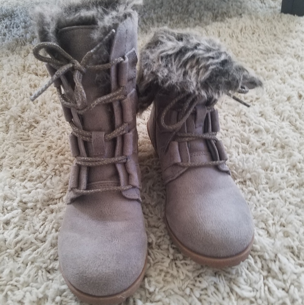 Ankle boots with faux fur and small wedge heel